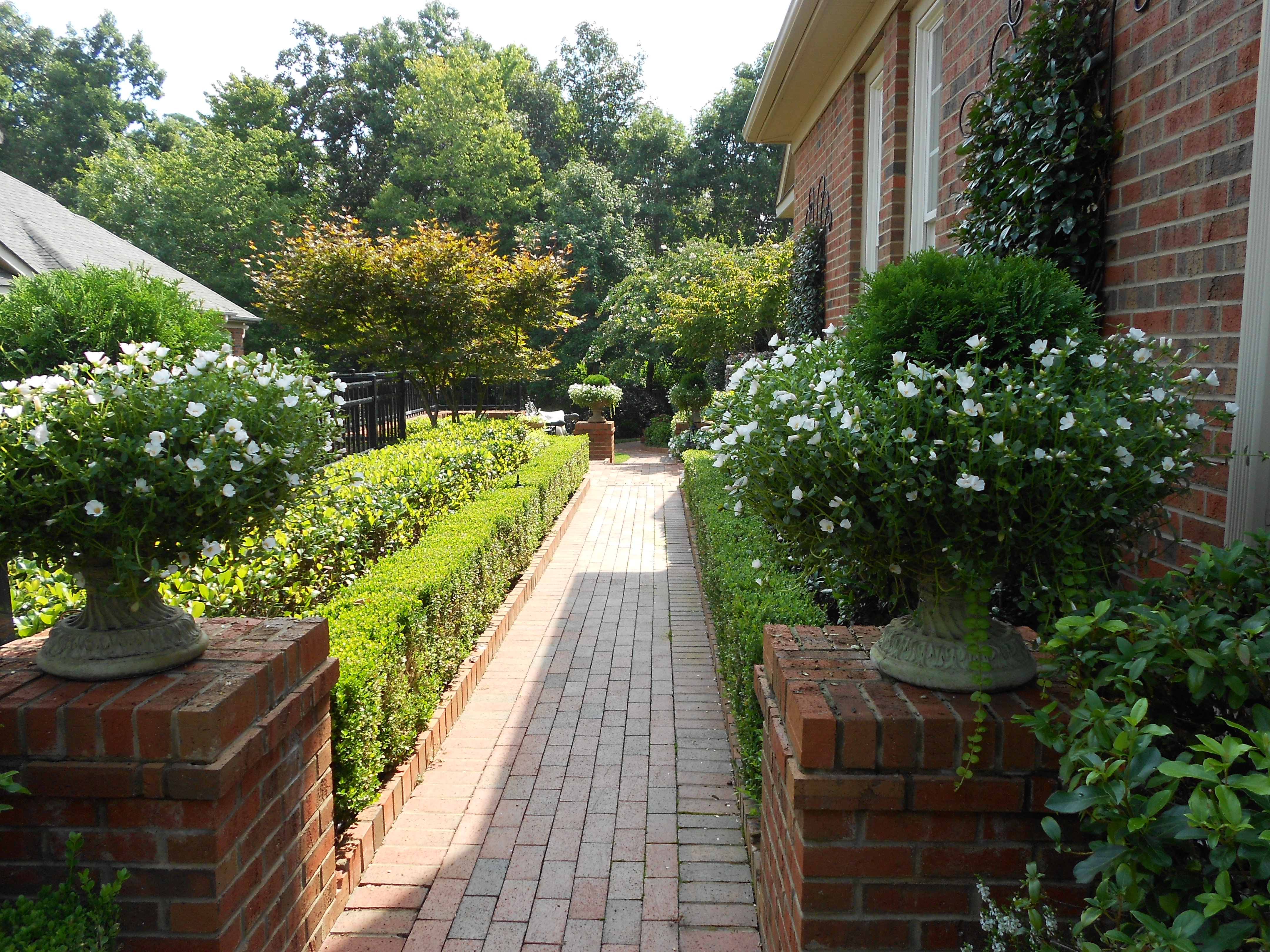 Formal Garden, Hedges, Focal Point, Shrubs, Boxwood, English Garden, Fountain, Garden Sculpture